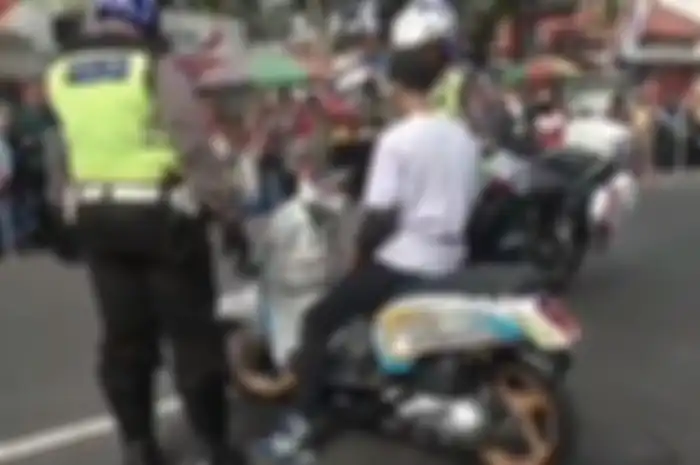Kampanye keselamatan HUT Bhayangkara ke-73 menampilkan skenario freestyler yang diberikan helm oleh dua polisi.