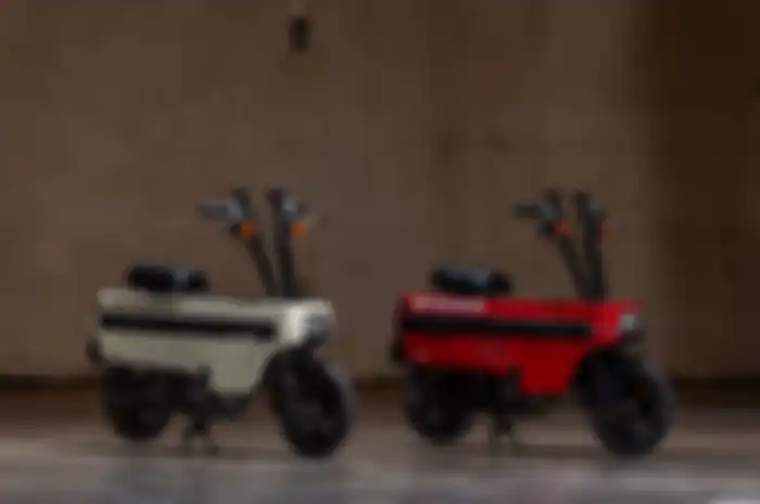 Sepasang Honda Motocompo yang bisa muat di bagasi mobil, ternyata begini cara melipatnya