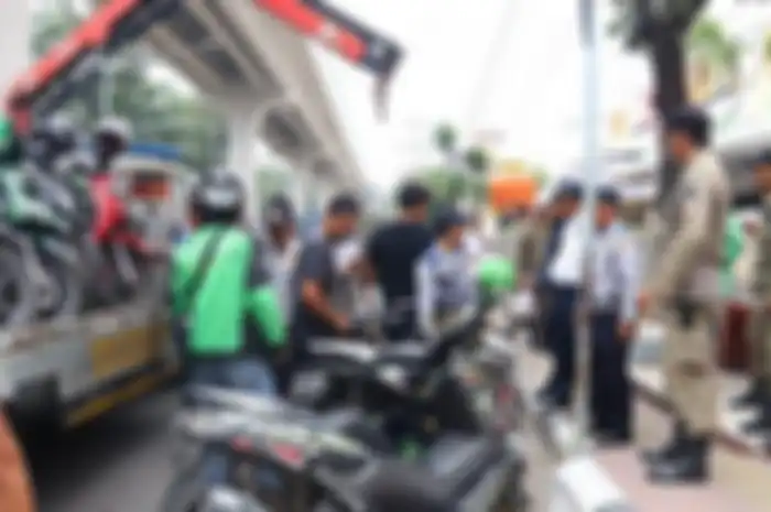 Pengendara motor pasrah motornya di derek petugas Dishub