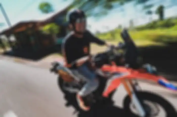 Artis Tora Sudiro saat mengeksplorasi keindahan alam di Pemalang, Jawa Tengah.
