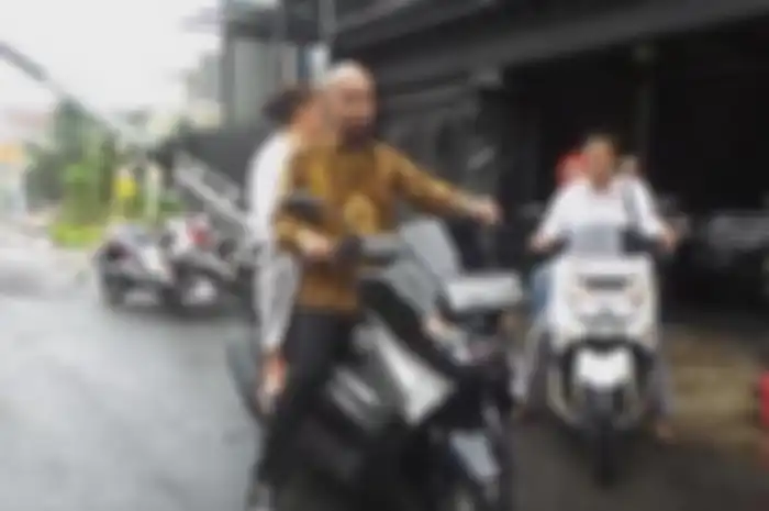 Ahmad Dhani ngebonceng cewek, tebak mau kemana?