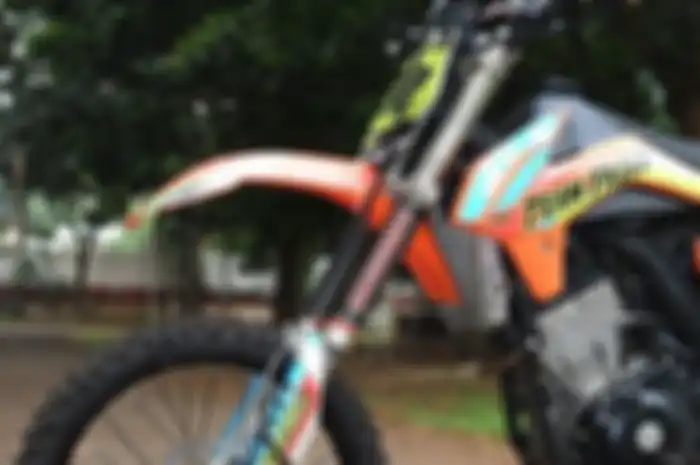 Motor trail Suzuki ini pakai suspensi Honda CR85