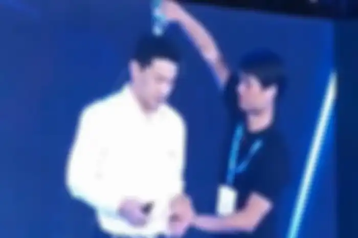 Robin Li Yanhong, CEO Baidu, tak menyangka bakal dapat serangan dadakan seperti ini di atas panggung di muka umum.