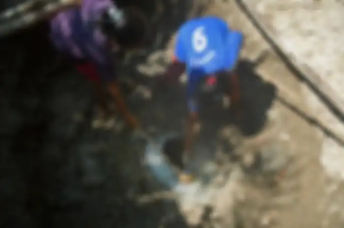 Warga Desa Keyongan, Kecamatan Gabus, Kabupaten Grobogan, Jawa Tengah mengambil air keruh untuk kebutuhan sehari-hari dari dasar sungai setempat yang sudah mengering, Rabu (26/6/2019) pagi. Tanah tandus yang digali seukuran tong sampah itu biasa disebut dengan nama 'belik'.