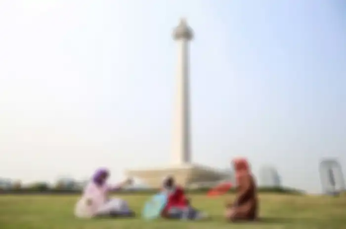 Sekelompok pegiat kebaya, menggelar kampanye gerakan #SelasaBerkebaya di sekitaran Tugu Monas, Jakarta Pusat, Selasa (2/7/2019). Kampanye #SelasaBerkebaya ini digagas untuk membiasakan perempuan mengenakan kebaya.