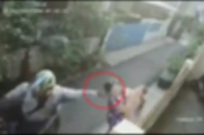 Jambret bermotor mencuri kalung seorang wanita
