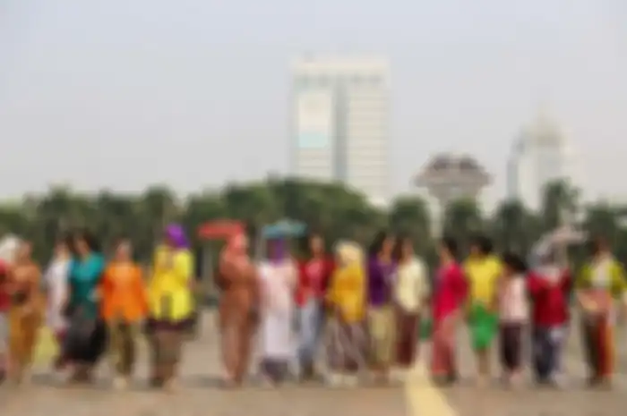Sekelompok pegiat kebaya, menggelar kampanye gerakan #SelasaBerkebaya di sekitaran Tugu Monas, Jakarta Pusat, Selasa (2/7/2019). Kampanye #SelasaBerkebaya ini digagas untuk membiasakan perempuan mengenakan kebaya.