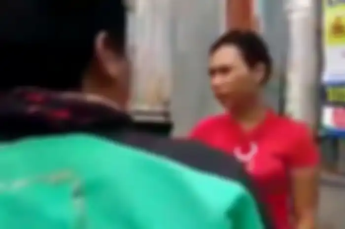 Seorang wanita yang sering cancel orderan 'dikeroyok' driver ojol