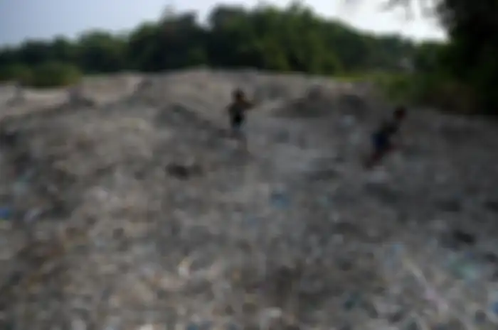 Sejumlah anak berlarian di tumpukan sampah plastik impor di Desa Bangun di Mojokerto, Jawa Timur, Rabu (19/6/2019). Berdasarkan data Lembaga Kajian Ekologi dan Konservasi Lahan Basah Ecoton, masuknya sampah dengan merk dan lokasi jual di luar Indonesia, diduga akibat kebijakan China menghentikan imp