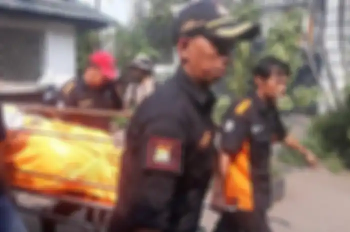 Sudadi, driver ojol yang ditemukan meninggal dunia dievakuasi petugas.