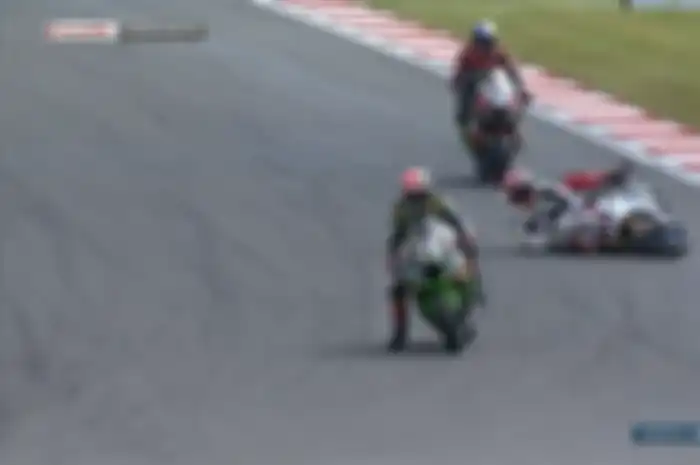Tom Sykes terjatuh saat sebelum masuk pit line