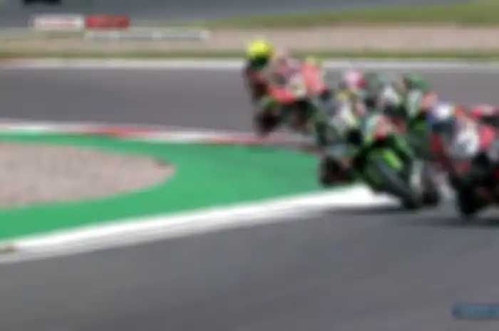 Pertarungan antara Jonathan Rea dan Toprak Razgatlioglu