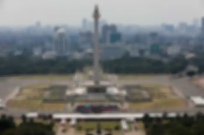 Suasana gedung bertingkat yang terlihat samar karena kabut polusi di Jakarta Pusat, Senin (8/7/2019). Kualitas udara di DKI Jakarta memburuk pada tahun ini dibandingkan tahun 2018. Prediksi ini berdasarkan pengukuran PM 2,5 atau partikel halus di udara yang berukuran lebih kecil dari 2,5 mikron (mikrometer).