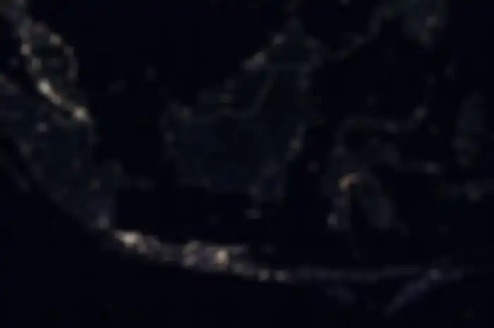 Citra satelit malam hari Indonesia yang dirilis NASA, lembaga luar angkasa AS, memperlihatkan Nusantara yang gelap gulita. 