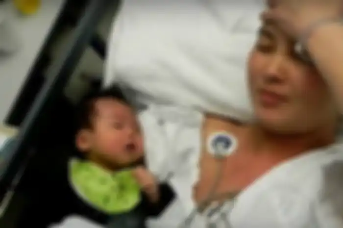 Seorang ibu tidak dapat menggendong bayinya, akibat kesalahan prosedur epidural, anestesi saat melahirkan.