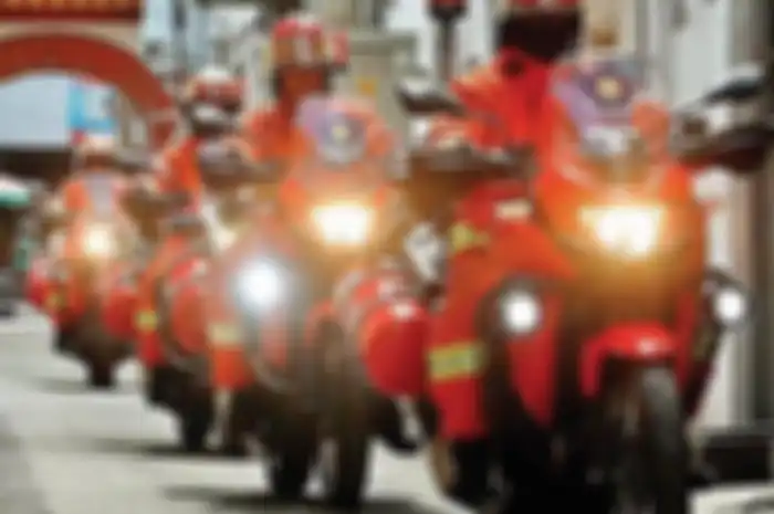 Petugas pemadam kebakaran naik Kawasaki Versys 250.