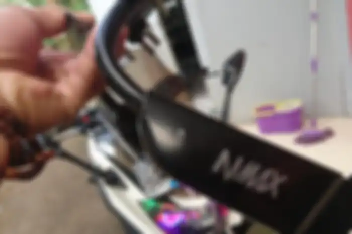 Dudukan pelat nomor motor Yamaha NMAX variasi.