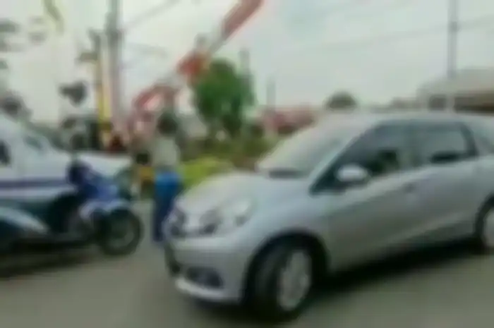 Pemotor bantu angkat palang pintu kereta api