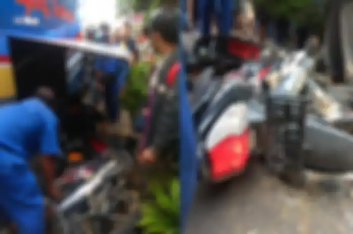 Supra X125 yang terseret bis Sumber Rahayu sedang di evakuasi