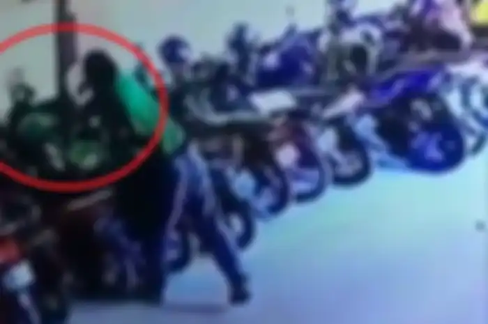 Oknum driver ojol diam-diam menukar helm dengan milik driver lain