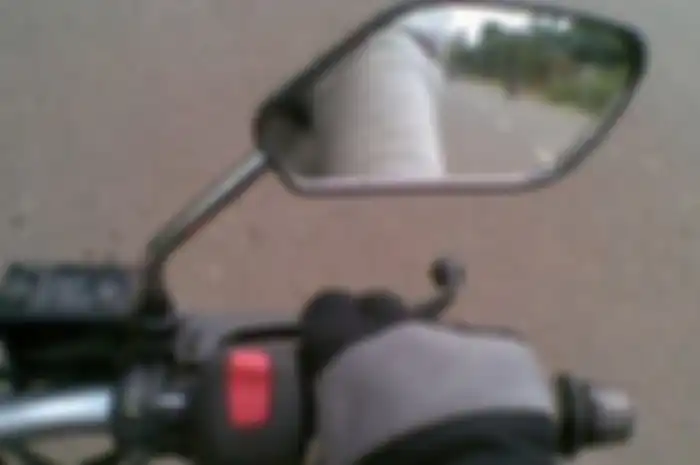 Ilustrasi kaca spion motor.