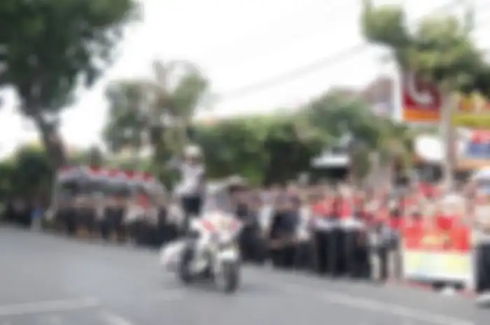 Atraksi Polwan Bali di atas motor Harley Davidson memperingati HUT Bhayangkara ke-73