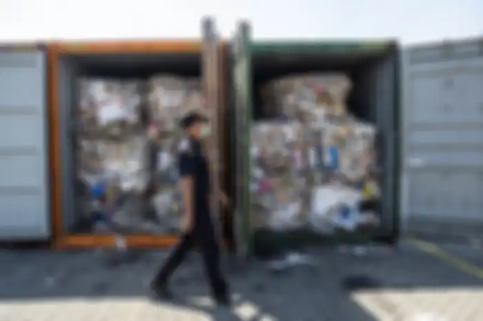 Petugas bea cukai memeriksa kontainer yang dipenuhi sampah asal Australia di sebuah pelabuhan di Surabaya, Selasa (9/7/2019). Indonesia menyatakan akan mengembalikan sampah dalam jumlah besar mencapai 210 ton ke negara asal pengirim, Australia.
