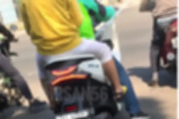 Driver ojol menggunakan Honda PCX Electric
