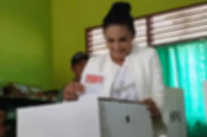 Krisdayanti saat menyalurkan hak suaranya di TPS 02 Kelurahan Sisir, Kota Batu, Rabu 17 April 2019 lalu 