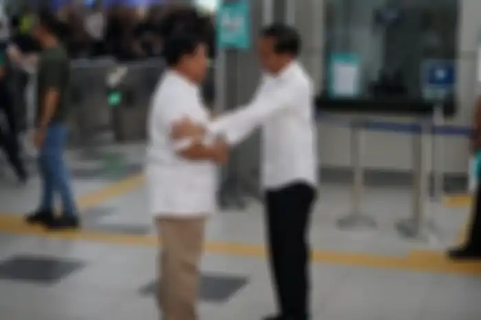 Presiden Joko Widodo bertemu Prabowo Subianto di Stasiun MRT Lebak Bulus, Jakarta Selatan, Sabtu (13/7/2019), sebelum makan siang bersama di Senayan. 