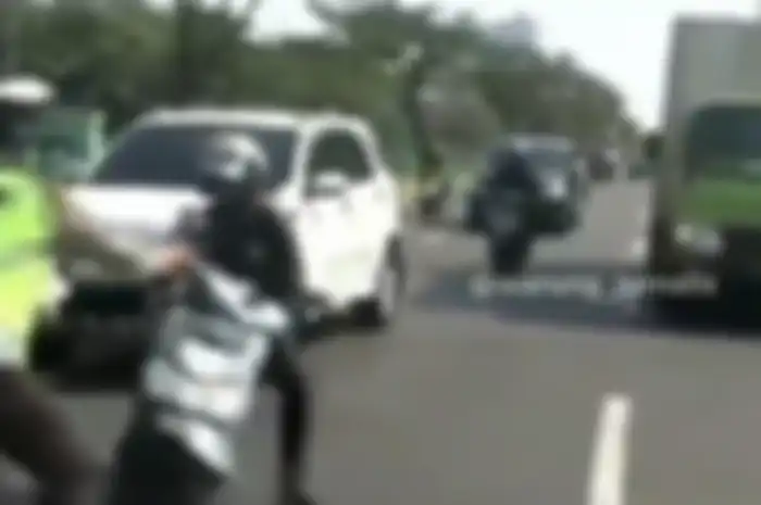 Pemotor hampir menabrak polisi