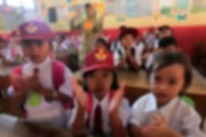 Salah satu hal yang membuat anak (terkadang juga orangtua) merasa 'galau' saat melepas anak sekolah adalah keenggan anak berpisah dengan ibunya.