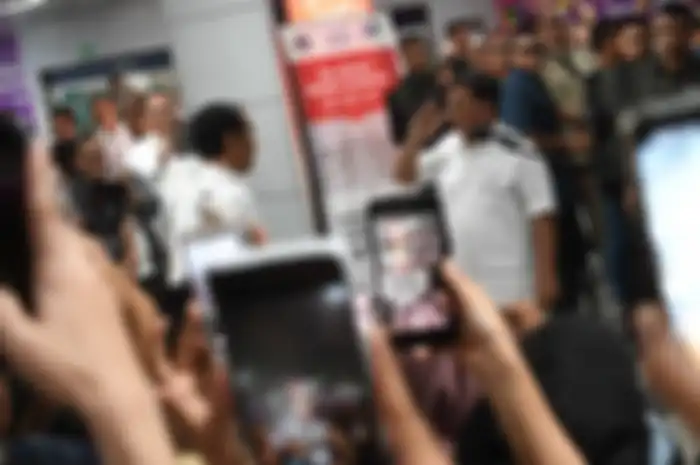 Ketua Umum Partai Gerindra Prabowo Subianto (kanan) memberi hormat kepada Presiden Joko Widodo (kiri) usai memberikan keterangan kepada wartawan di Stasiun MRT Senayan, Jakarta, Sabtu (13/7/2019). Kedua kontestan dalam Pemilihan Umum Presiden dan Wakil Presiden tahun 2019 lalu ini bertemu di Stasiun