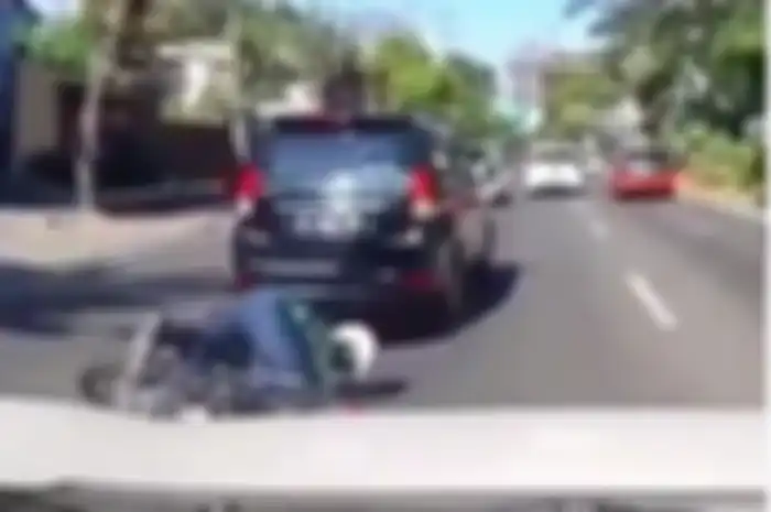 Driver ojol yang sibuk liat hp menabrak mobil