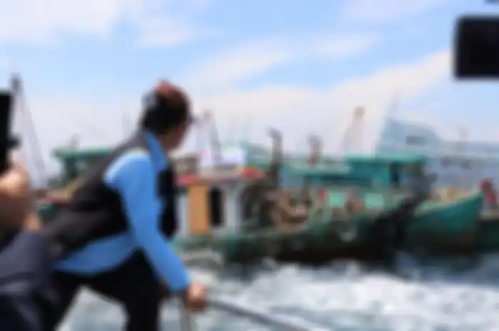 Menteri Kelautan dan Perikanan Susi Pudjiastuti melihat penenggelaman 13 kapal nelayan pencuri ikan di Pulau Datuk, Kabupaten Mempawah, Kalimantan Barat, Sabtu (4/5/2019)