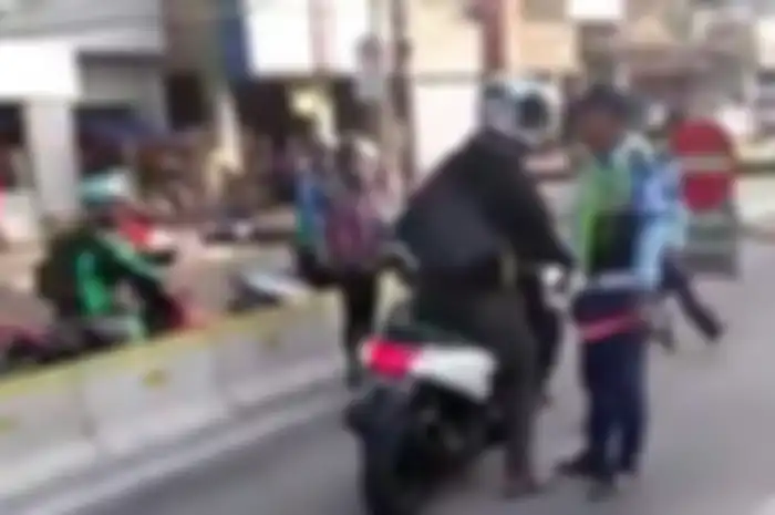 Pengendara Yamaha NMAX arogan nyaris berantem dengan petugas penjaga jalur Busway.
