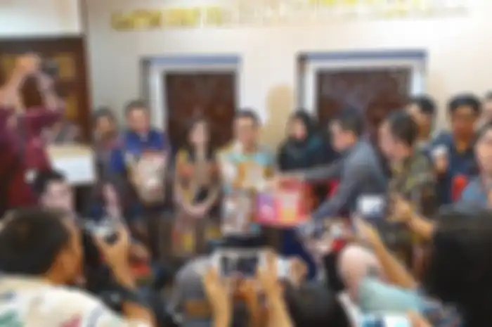 Baiq Nuril Maqnun, korban pelecehan seksual yang justru divonis penjara karena perekaman ilegal, mendatangi Kompleks Istana Kepresidenan, Jakarta, Senin (15/7/2019). Kedatangan Baiq Nuril adalah untuk menyerahkan surat pengajuan amnesti kepada Presiden Joko Widodo. (KOMPAS.com/Ihsanuddin)