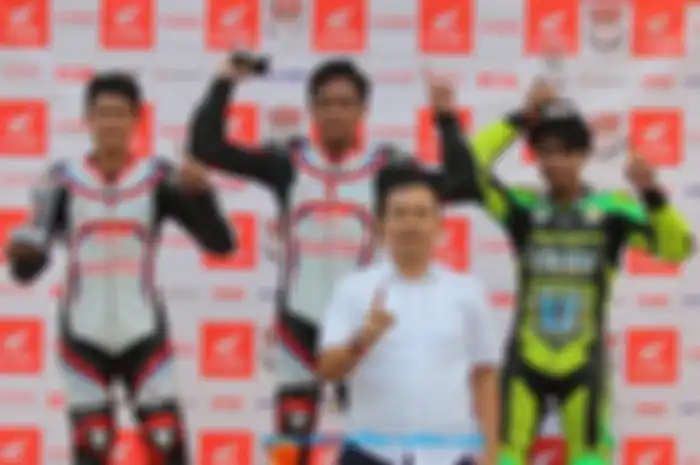 Antonius Silitonga selaku Direktur Marketing PT Trio Motor (depan) foto bersama usai memberikan tropi kepada pembalap HDC 1 (Bebek 150 cc)