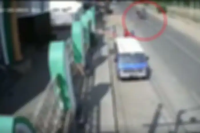 Pengendara motor tersangkut benang layangan di jalan raya