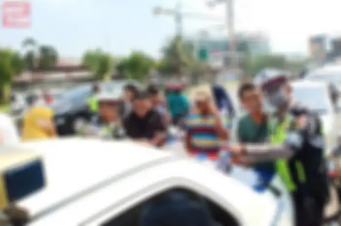 Razia polisi di gerbang graha raya tahun lalu sampe sekarang kerap dilakukan