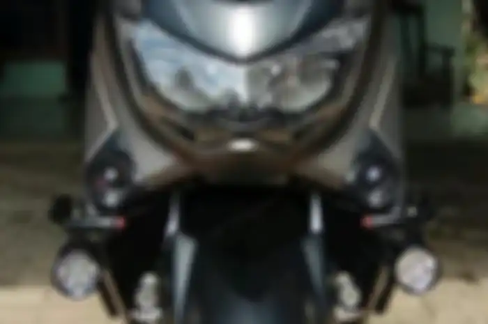 Yamaha NMAX pakai crashbar untuk menghindari bodi lecet atau rusak saat terjatuh.