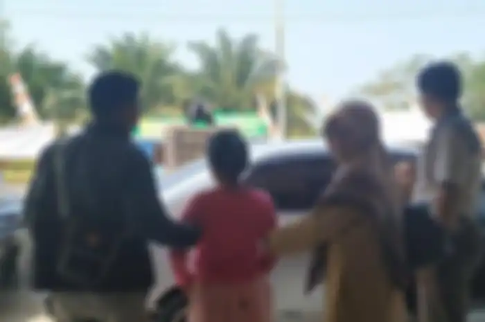 Dalam kondisi tak sadar, ia membacok suaminya sendiri. Ia kesal karena suaminya kerap meminta berhubungan badan.