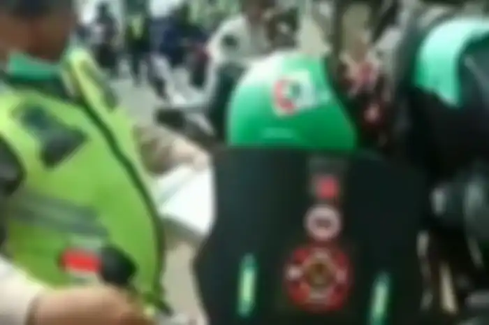 Driver ojol ditilang polisi karena pakai sirine dan rotator di motornya.