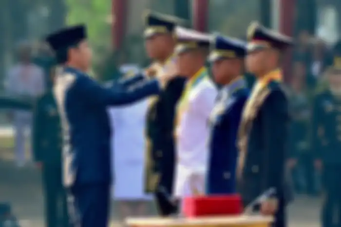Presiden Joko Widodo saat memberikan penghargaan Adhi Makayasa kepada lulusan terbaik dari Akmil, AAL, AAU, dan Akpol di halaman Istana Merdeka, Jakarta, Selasa (16/7/2019). Presiden Joko Widodo melantik 781 perwira TNI-Polri yang terdiri atas 259 perwira TNI AD, 117 perwira TNI AL, 99 perwira TNI A