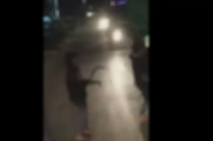 Satu orang ABG pegang 2 celurit 