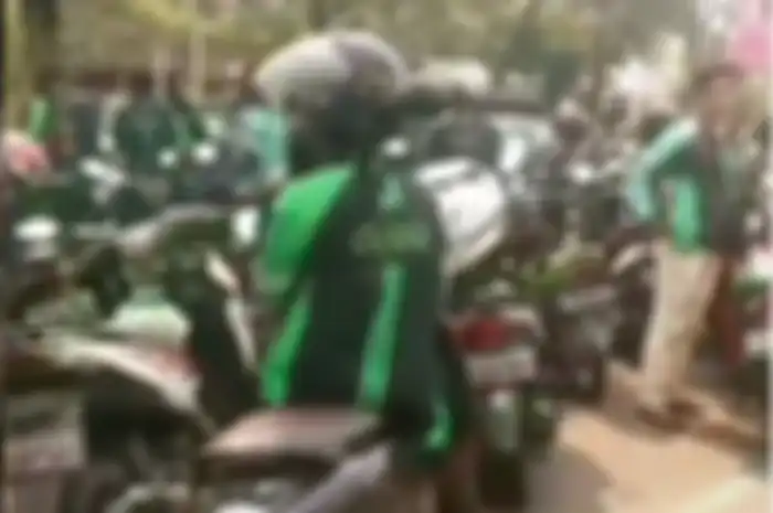 Puluhan driver ojol memadati Summarecon Serpong, mencari security arogan.