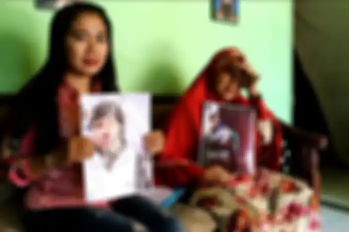 Diah Ardika Sari (28) anak Turini, dan Syiah (68) ibu Turini, menunjukan foto Turini, di rumahnya Desa Dawuan Kecamatan Plered Kabupaten Cirebon, Jumat siang (19/7/2019). Mereka serta keluarga lainnya sangat bahagia mendengar kabar Turini yang akan segera dipulangkan dalam waktu dekat. 