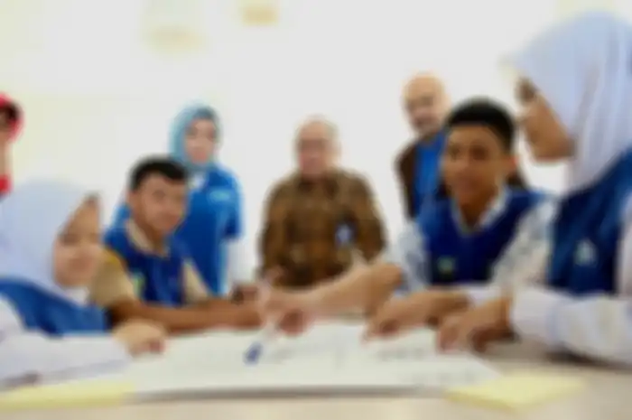 Group Head Corporate Communication XL Axiata, Tri Wahyuningsih (kiri tengah ), Direktur Kurikulum Sarana dan Prasarana Kelembagaan dan Kesiswaan Kementerian Agama, Dr. H. A. Umar, MA (tengah) dan Group Head People Services XL Axiata, M. Hira Kurnia bersama siswa siswi Madrasah Aliyah dalam program Madrasah Bootcamp, Madrasah Aliyah 4.0 di Bogor, Kamis (18/7)