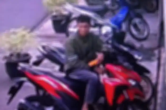 Wajah maling motor terekam kamera CCTV