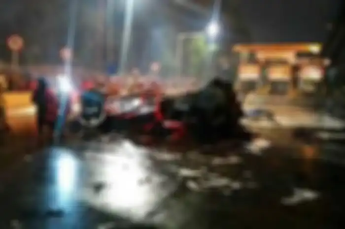 Truk tangki BBM yang terbakar di pintu tol Rawamangun